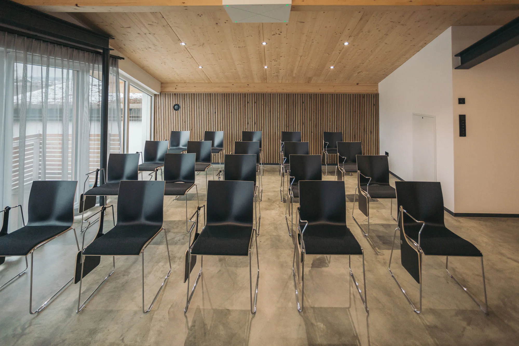 Seminarbestuhlung im RiverRoom mit Stuhlreihen unter der Holzdecke