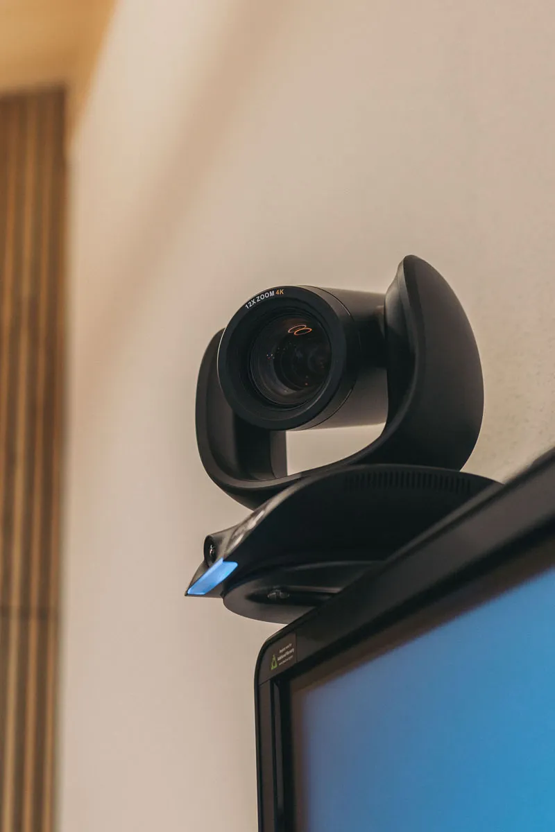 AI-gestützte 4K-Kamera über dem TV für hybride Meetings