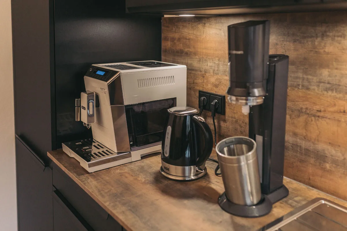 Kaffeevollautomat, Wasserkocher und Wassersprudler in der Küche